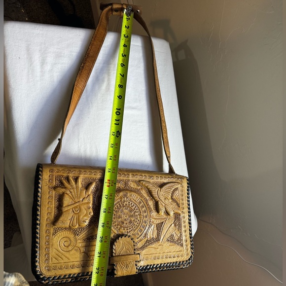 Rare Vintage Mexican hand-tooled leather shoulder bag with an Aztec calendar - Picture 4 of 8